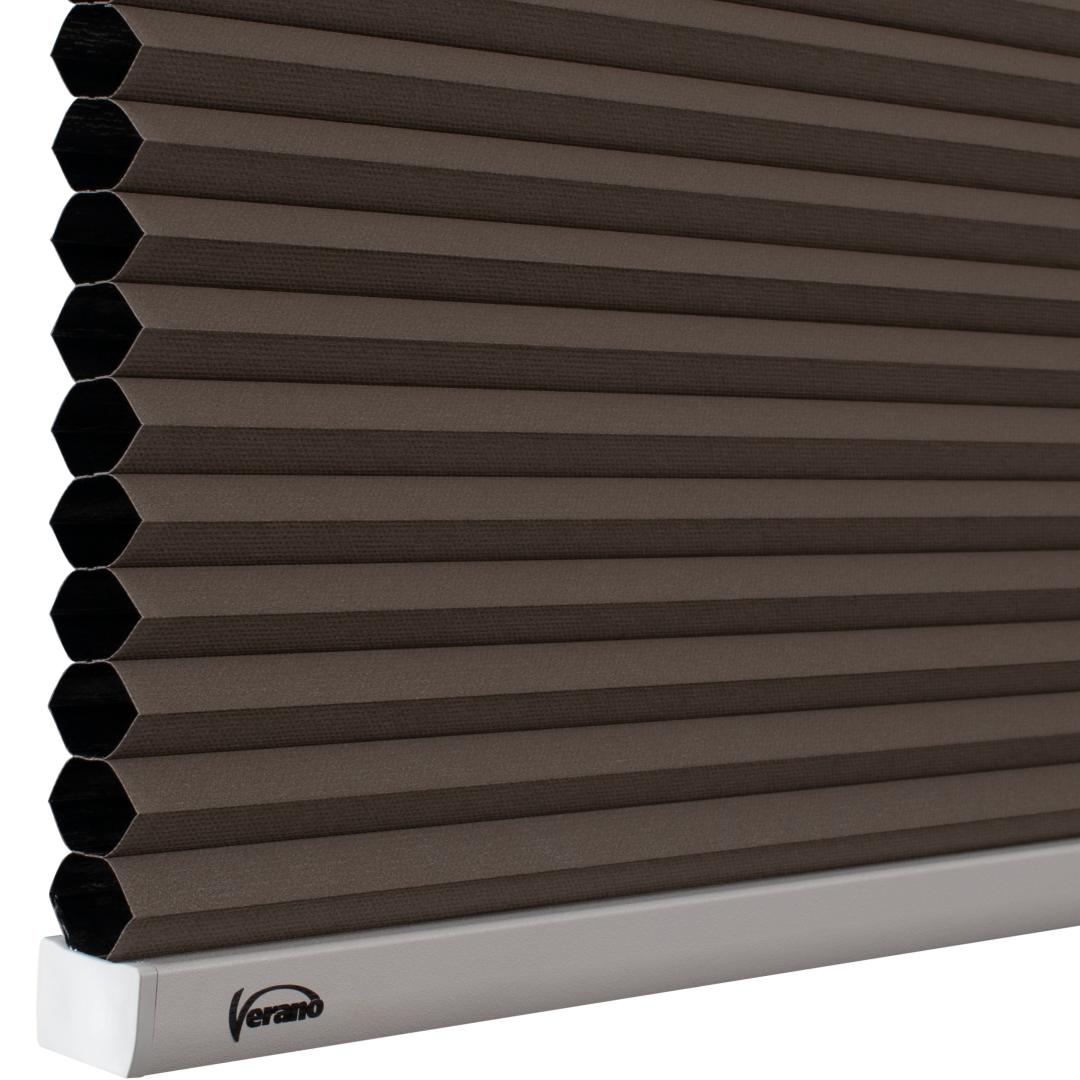 Verano duo plisségordijn | Stof: 72.3307 Truffelbruin | Bovenbak en onderlat: Wit structuur | Bediening: Trekkoord | Type: Top Down Bottom Up