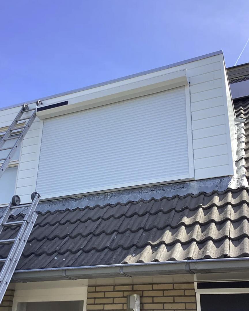 Heroal rolluik RS42 | Profielkleur: Zuiver wit RAL 9010 | Lamelkleur: Wit RAL 9016/9010 | HTF20 geleiders | Huismerk solar motor