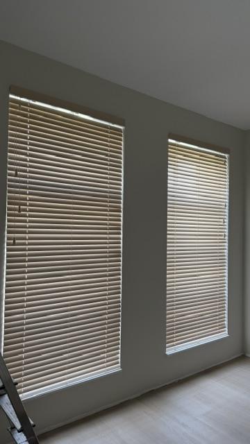 Solano houten jaloezie 50 mm premium | Lamelkleur: vanille met nerf 6005 | houten koordgewichten