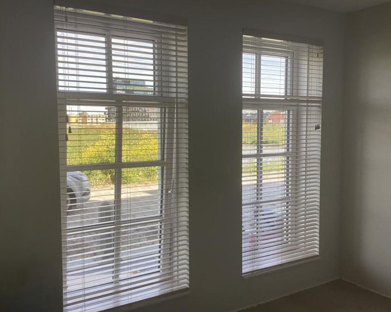 Solano houten jaloezie 50 mm premium | Lamelkleur: vanille met nerf 6005 | houten koordgewichten