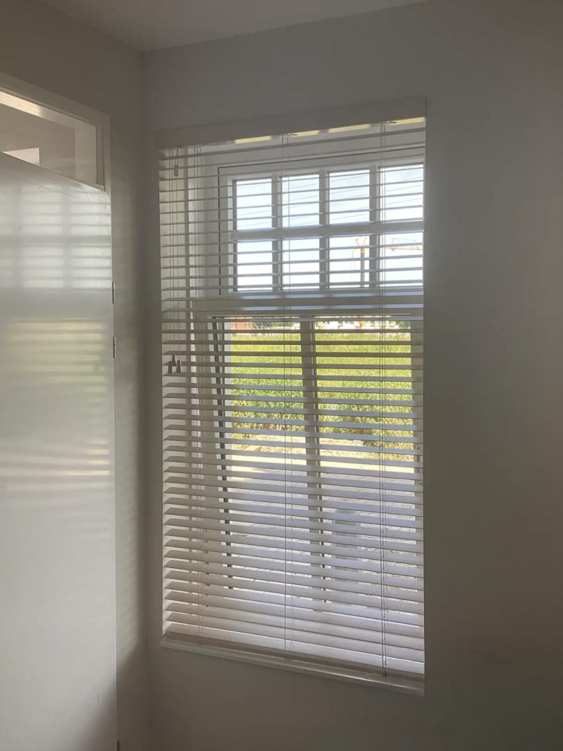 Solano houten jaloezie 50 mm premium | Lamelkleur: vanille met nerf 6005 | houten koordgewichten