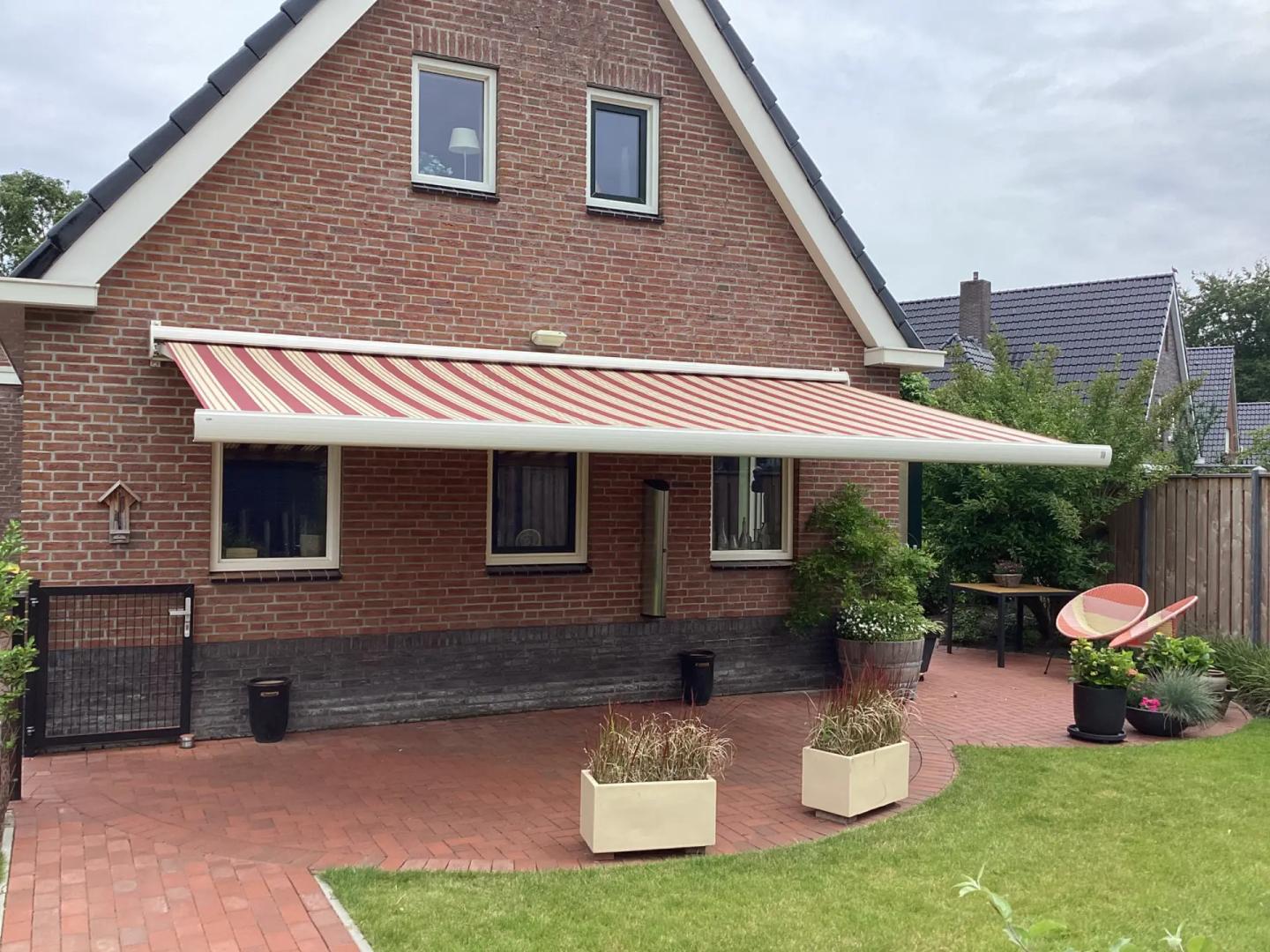 Rainbow knikarmscherm Ibiza Plus | Doekkleur: Docril 430 | Profielkleur: Crèmewit RAL 9001