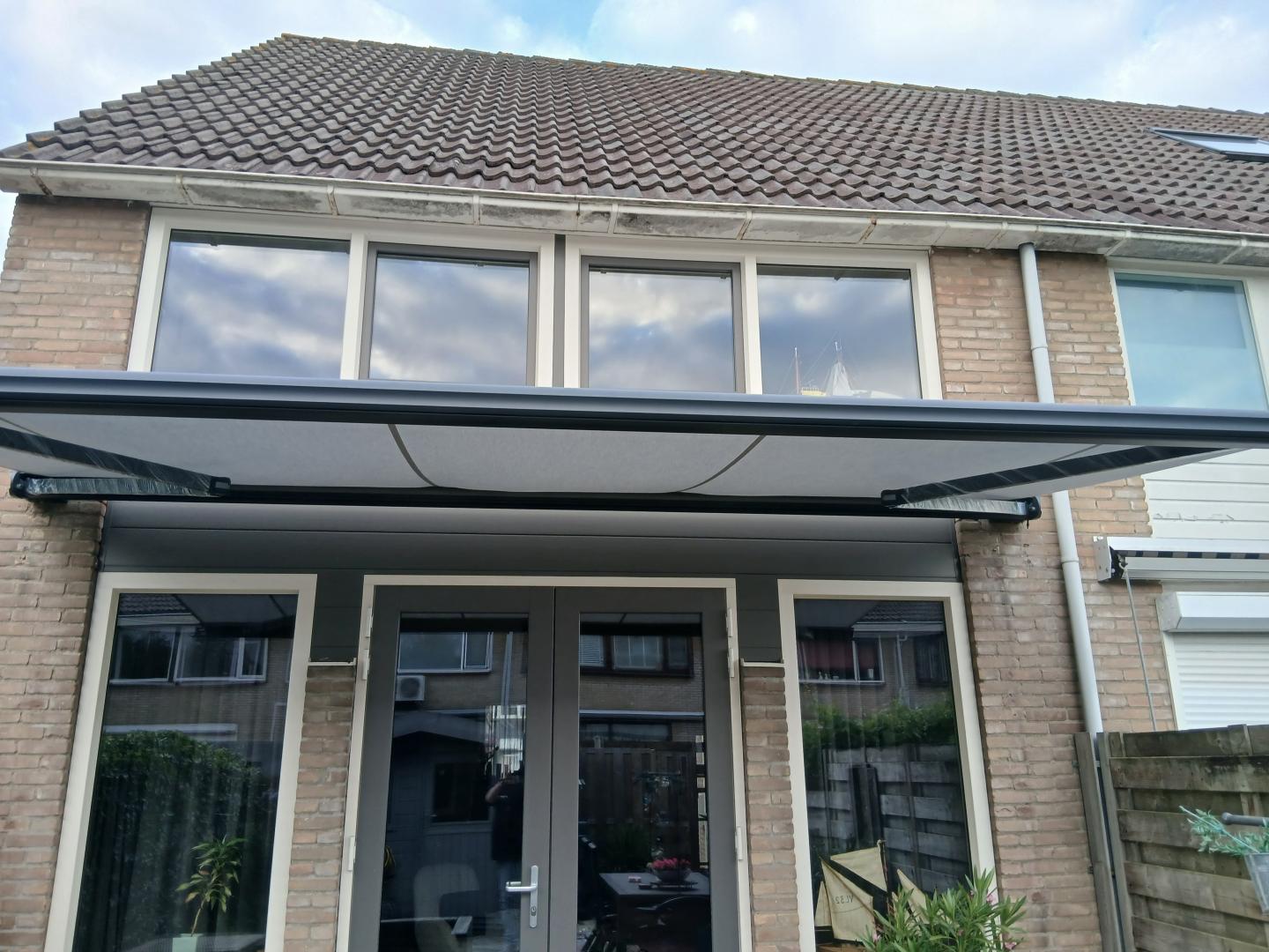 Solano Voorraadmodel knikarmscherm ACTIE | 500 x 300 | Doek: Lichtgrijs 19.005 | Brel solar motor