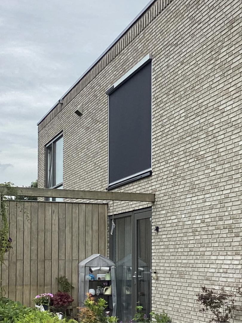Solano  Ritsscreen Standaard | Rechte omkasting | Profielkleur: Technisch zilver | Doekkleur: Sergé 3% Zwart 118118 | CTG geleiders | Huismerk solar motor