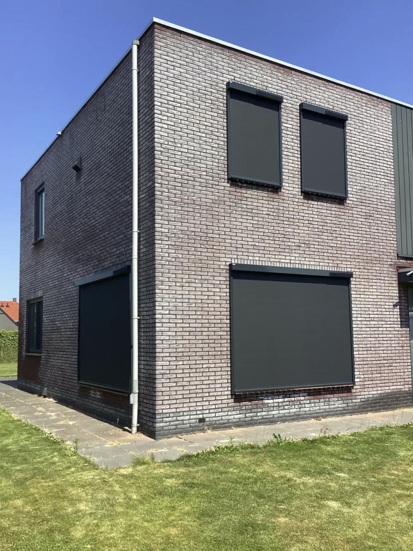 Solano Ritsscreen Smart | Profielkleur: Antracietgrijs RAL7016 | Doekkleur: Sergé 3% Zwart 118118 | STG geleiders | Huismerk solar motor