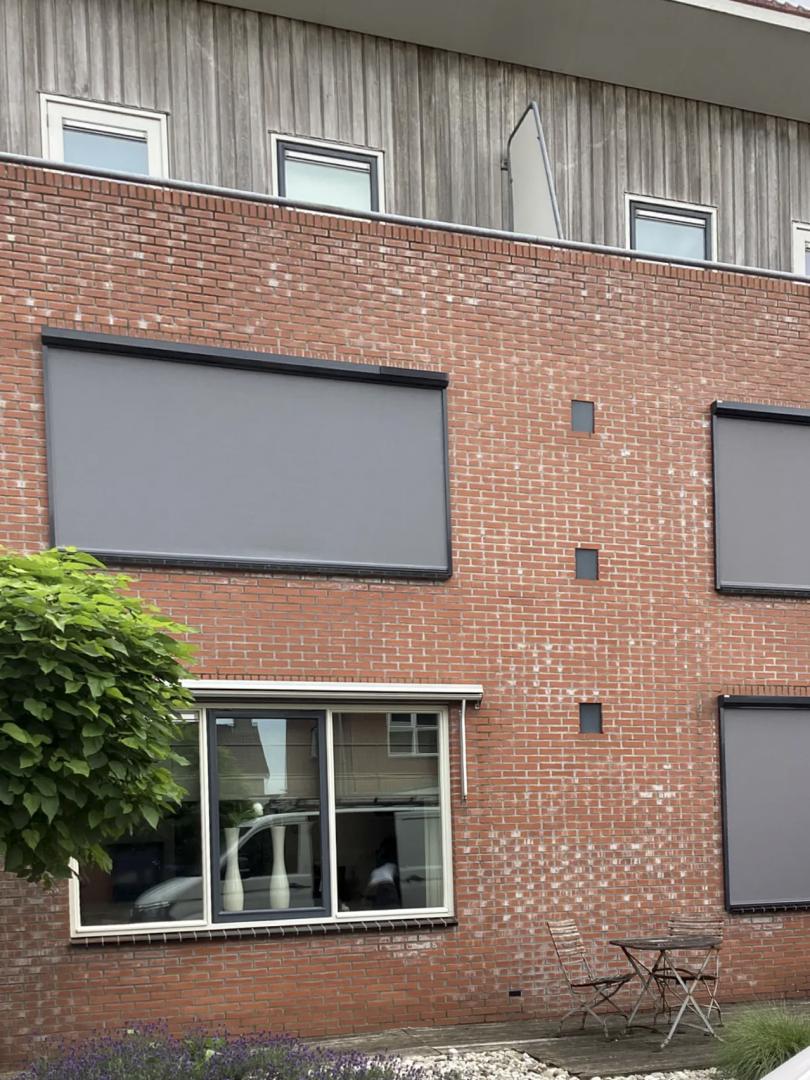 Solano Ritsscreen Standaard met schuine omkasting | Profielkleur: antracietgrijs RAL 7016 | Doekkleur: Sergé 3% Grijs 108108 | CTG geleiders | Huismerk solar motor