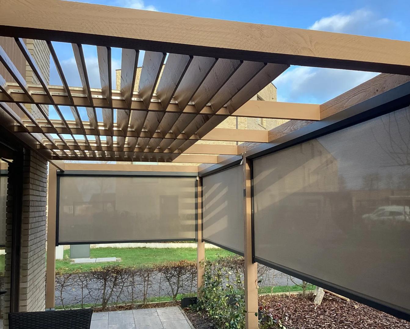 Solano Ritsscreen Comfort | 95mm Schuine Omkasting | Profielkleur: Antraciet Structuurlak RAL 7S16 | Doekkleur: Zwart-beige 118112
