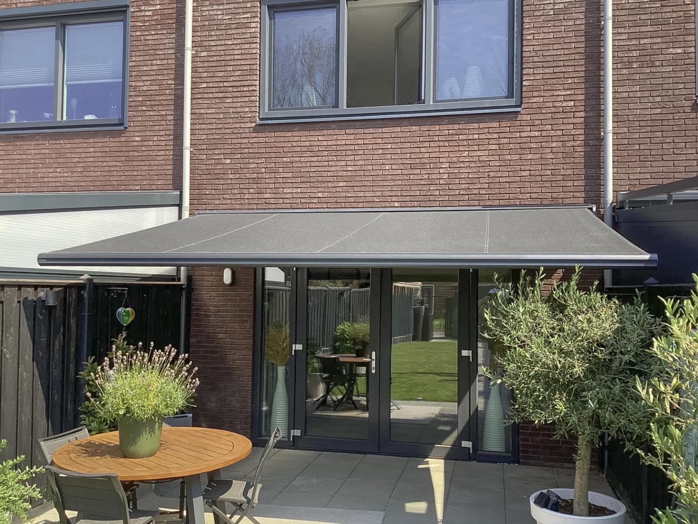 Solano Voorraadmodel Knikarmscherm ACTIE | Stof: Donkergrijs 19.017 | Brel solar motor | 450 x 300 cm