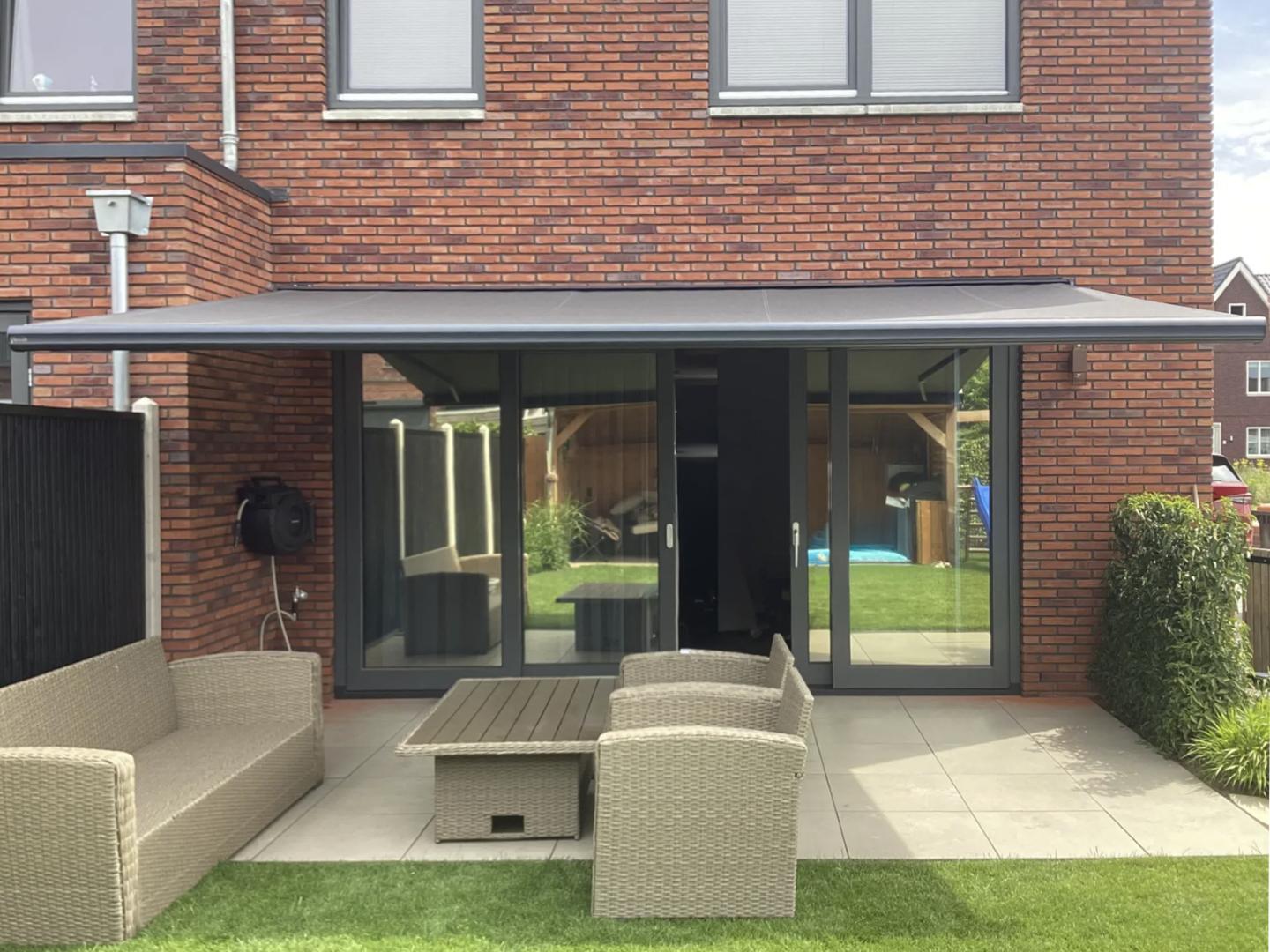 Solano voorraadmodel knikarmscherm ACTIE | Stofkleur: Donkergrijs 19.017 | 500 x 300 cm