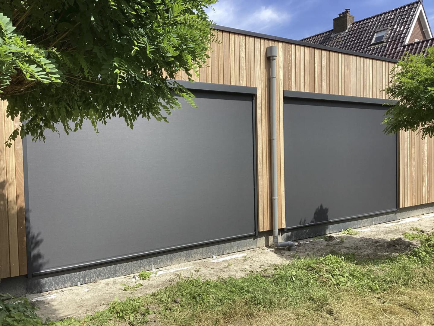 Solano Ritsscreen Smart met rechte omkasting | Profielkleur: Zwartgrijs structuurlak RAL 7S21 | Doekkleur: Sergé 3% Zwart 118118 | STG geleiders
