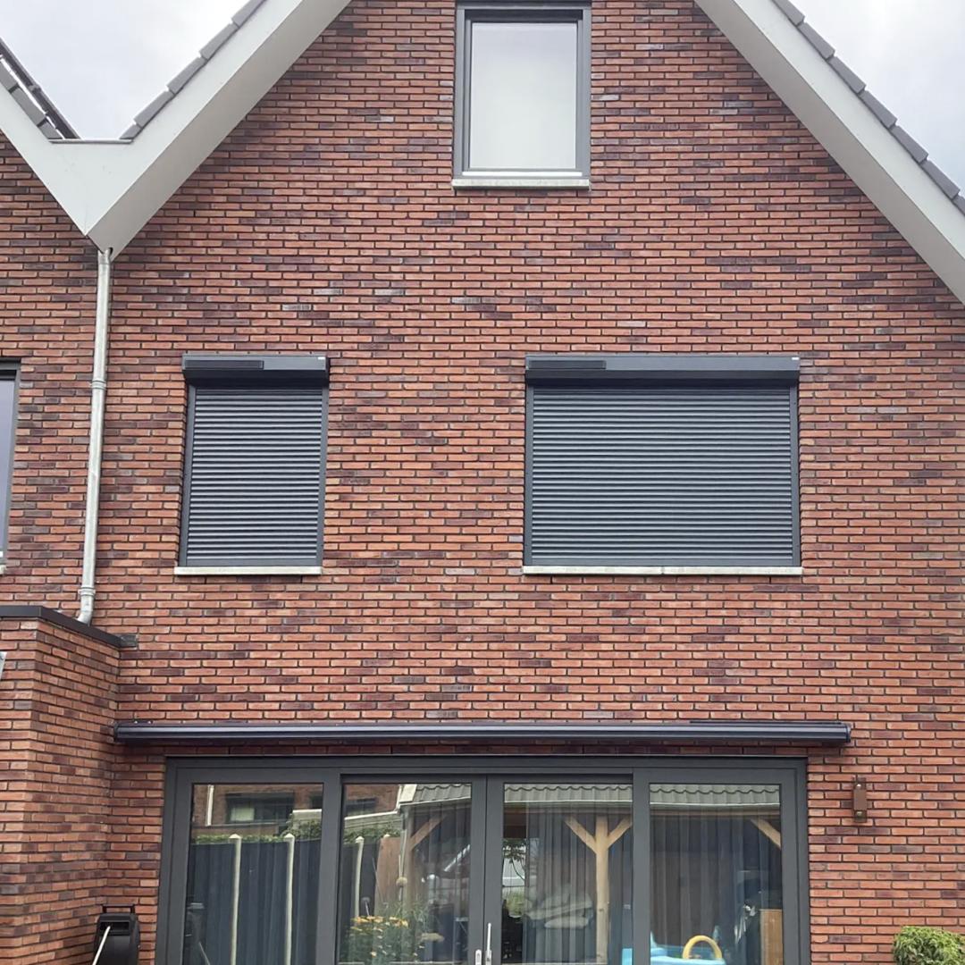 Alutech Rolluik AR40 met schuine omkasting | Profielkleur: antracietgrijs RAL 7016 | Lamelkleur: antracietgrijs RAL 7016 | HTF geleiders | Huismerk solar motor
