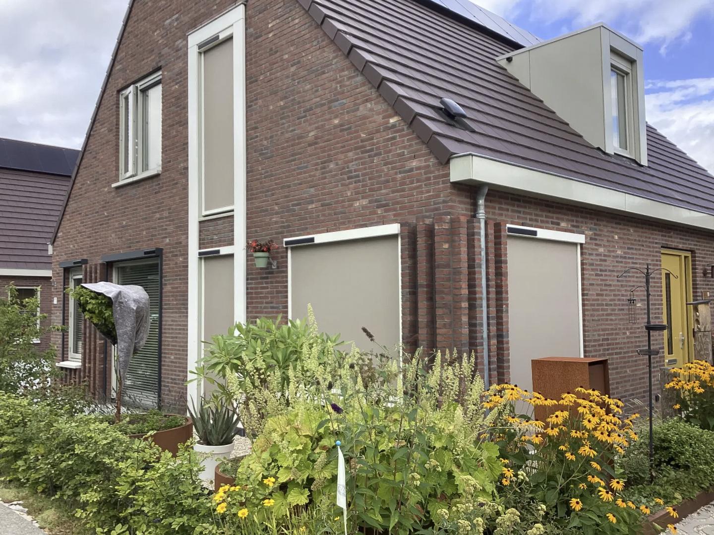 Solano Ritsscreen Comfort met rechte omkasting | Profielkleur: Zuiverwit RAL 9010 | Doekkleur: Sergé 3% Zand-grijs 108112 | UTG geleiders | Huismerk solar motor