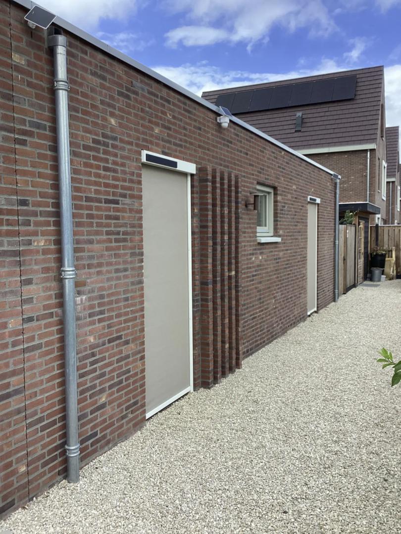 Solano Ritsscreen Comfort met rechte omkasting | Profielkleur: Zuiverwit RAL 9010 | Doekkleur: Sergé 3% Zand-grijs 108112 | UTG geleiders | Huismerk solar motor