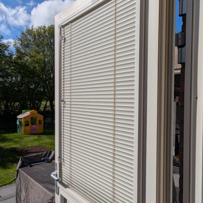 Verano 25mm SmartFit Pro | Lamelkleur: Cremewit | Profielkleur: Ivoor RAL9001