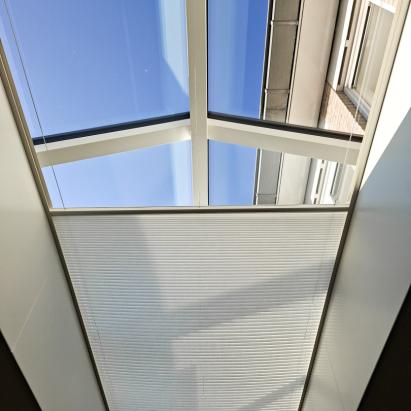 Verano® plisségordijn lichtkoepel met Brel Zonnepaneel | Stofkleur: Wol wit 72.0395 | Systeemkleur: Crèmewit RAL9001