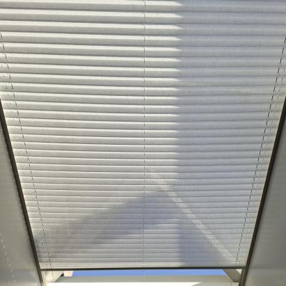 Verano® plisségordijn lichtkoepel met Brel Zonnepaneel | Stofkleur: Wol wit 72.0395 | Systeemkleur: Crèmewit RAL9001