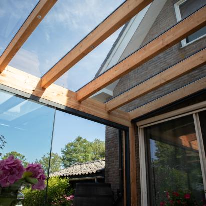 Solano Luxe houten overkapping muuraanbouw