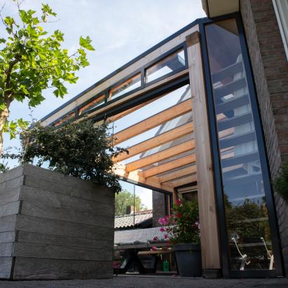 Solano Luxe houten overkapping muuraanbouw