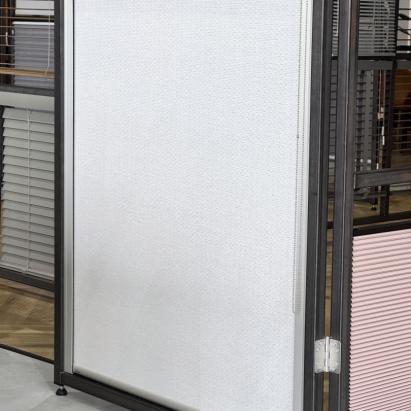 Verano® Cassette rolgordijn met zijgeleidingsprofiel borstel (foto uit de Solano showroom)