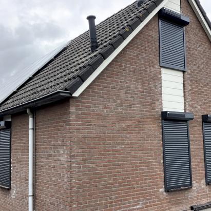 Alutech Rolluik AR41 met huismerk solar motor | Profielkleur en lamelkleur: Antracietgrijs RAL7016