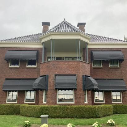 Standaard markies | Omkasting: Hardhout getand Antracietgrijs RAL7016 | Korf: Grenen Antracietgrijs RAL7016 | Stofkleur: Grafietzwart 70.2801 | Biesband: PVC Antraciet 65