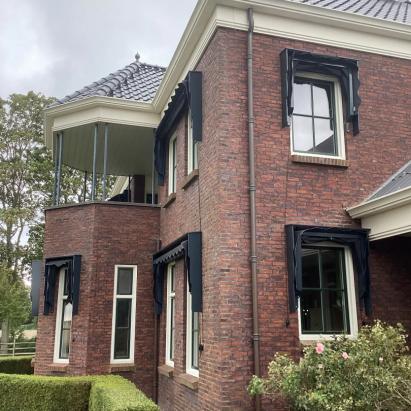 Standaard markies | Omkasting: Hardhout getand Antracietgrijs RAL7016 | Korf: Grenen Antracietgrijs RAL7016 | Stofkleur: Grafietzwart 70.2801 | Biesband: PVC Antraciet 65