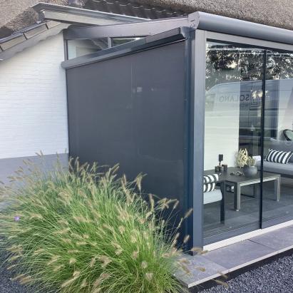 Solano ritsscreen standaard met schuine omkasting | Profielkleur: Antracietgrijs RAL7016 | Doekkleur: Charcoal 010010 | Huismerk solar motor