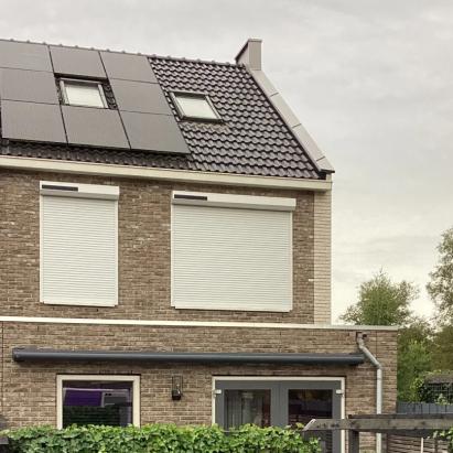 Alutech rolluik AR41 met schuine omkasting en huismerk solar motor | Profielkleur: Zuiverwit RAL9010 | Lamelkleur: Zuiverwit RAL9010