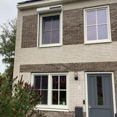 Alutech rolluik AR41 met schuine omkasting en huismerk solar motor | Profielkleur: Zuiverwit RAL9010 | Lamelkleur: Zuiverwit RAL9010