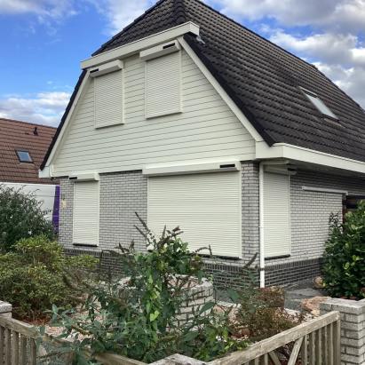 Alutech Rolluik AR41 met schuine omkasting en Somfy RS100 Solar io motor | Profiel- en lamelkleur: Crèmewit RAL9001