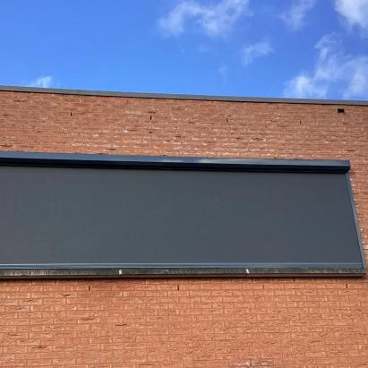 Solano ritsscreen standaard met schuine omkasting | Profielkleur: antracietgrijs RAL7016 | Doekkleur: zwart 118118 serge 3%