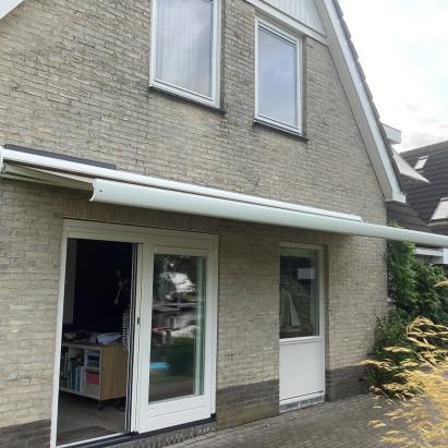 Rainbow Ibiza Plus met Brel Solar motor | Profielkleur: Zuiverwit RAL9010 | Stofkleur: Dickson U371