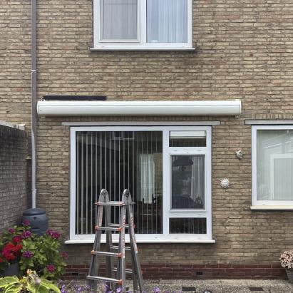 Rainbow knikarmscherm Ibiza Plus met Brel solar motor | Profielkleur: Zuiverwit RAL9010 | Stofkleur: Docril 108