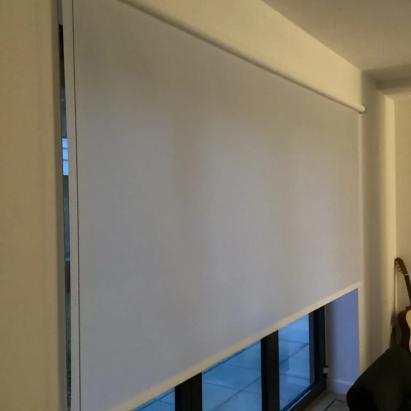 Solano rolgordijn standaard | Stofkleur: Lichtdoorlatend Sneeuwwit 3016 | Systeemkleur: wit | Type buis: 45mm | Beklede onderlat