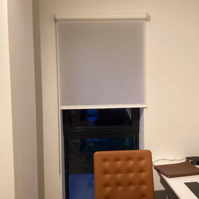 Solano rolgordijn standaard | Stofkleur: Lichtdoorlatend Sneeuwwit 3016 | Systeemkleur: wit | Type buis: 45mm | Beklede onderlat