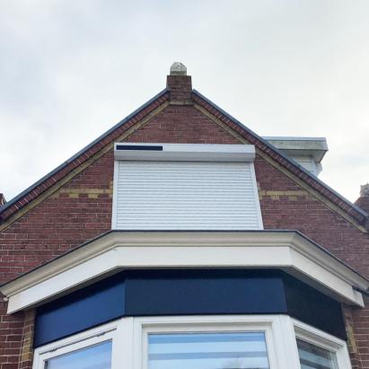 Alutech Rolluik ARH40 met schuine omkasting en huismerk solar motor | Profielkleur: Zuiverwit RAL9010 | Lamelkleur: Zuiverwit RAL9100