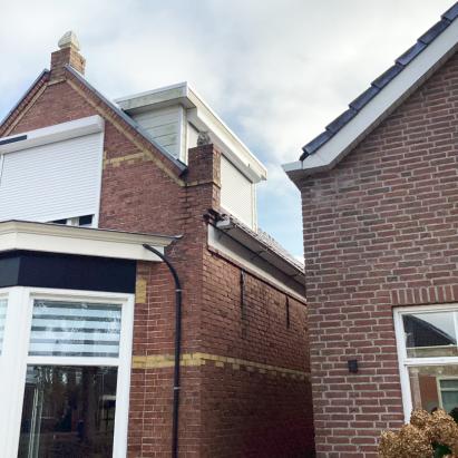 Alutech Rolluik ARH40 met schuine omkasting en huismerk solar motor | Profielkleur: Zuiverwit RAL9010 | Lamelkleur: Zuiverwit RAL9100