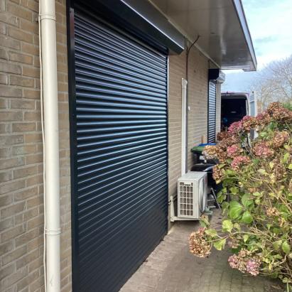 Heroal Rolluik RS54 met schuine omkasting | Lamelkleur: Antracietgrijs RAL7016 | Profielkleur: Antracietgrijs RAL7016