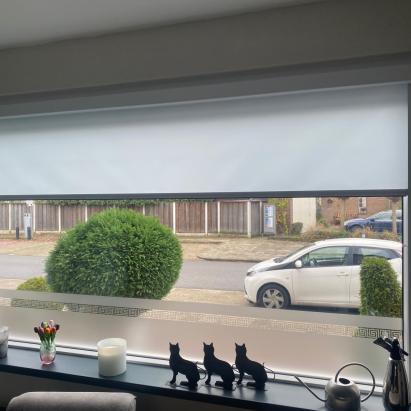 Verano Rolgordijn met vierkante cassette en zijgeleidingsprofiel borstel | Stofkleur: Grijsblauw 72.1472 Lichtdoorlatend | Systeemkleur: Wit RAL9016