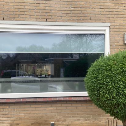 Verano Rolgordijn met vierkante cassette en zijgeleidingsprofiel borstel | Stofkleur: Grijsblauw 72.1472 Lichtdoorlatend | Systeemkleur: Wit RAL9016