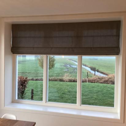 Luxaflex vouwgordijn Ballina front | Stofkleur: Kalix 9893 Lichtdoorlatend | Eindloos ketting