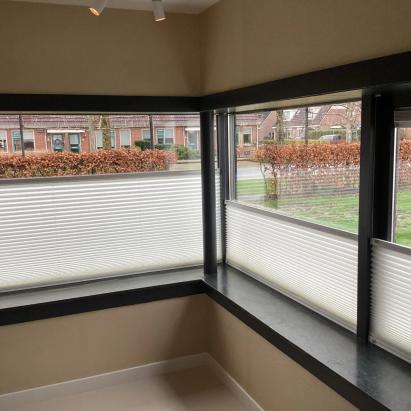 Verano plisségordijn | Stofkleur: wol wit 72.0395 (semi-transparant) | Systeemkleur: wit structuurlak RAL 9016