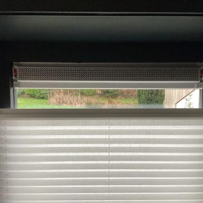 Verano plisségordijn | Stofkleur: wol wit 72.0395 (semi-transparant) | Systeemkleur: wit structuurlak RAL 9016