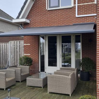 Solano Voorraadmodel knikarmscherm ACTIE | Stof: Donkergrijs 19.017 | Brel Solar motor