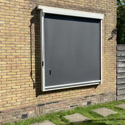 Solano screen standaard met slingerstang | Rechte omkasting | Doekkleur: Serge3% Grijs-zwart 108118 | Profielkleur: Zuiverwit RAL9010