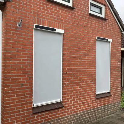 Solano ritsscreen standaard met rechte omkasting en huismerk solar motor | Profielkleur: Zuiverwit RAL9010 | Doekkleur: Wit-grijs 108101