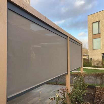 Solano Ritsscreen Comfort | 95mm Schuine Omkasting | Profielkleur: Antraciet Structuurlak RAL 7S16 | Doekkleur: Zwart-beige 118112 | Slingerstang