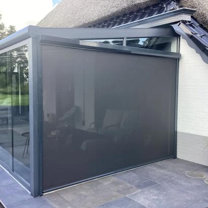 Solano ritsscreen standaard met schuine omkasting | Profielkleur: Antracietgrijs RAL7016 | Doekkleur: Charcoal 010010 | Huismerk solar motor