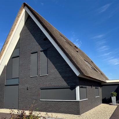 Solano Ritsscreen Smart | Profielkleur: Zwartgrijs structuurlak RAL 7S21 | Doekkleur: Sergé 3% Zwart 118118