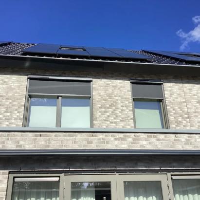 Solano Ritsscreen Smart met rechte omkasting en huismerk solar motor | Profielkleur: Kwartsgrijs RAL7039 | Doekkleur: Zwart 118118 Sergé 3%